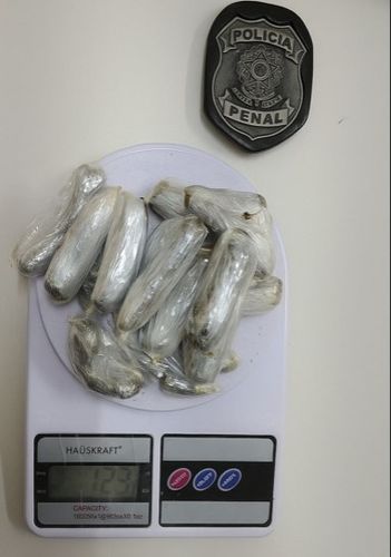 Mulher é flagrada tentando entrar com drogas no presídio de Areia Branca