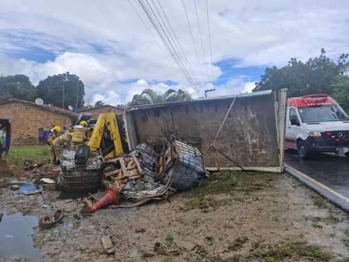 Caminhoneiro fica ferido após tombar caminhão e colidir contra residência em Itaporanga D’Ajuda