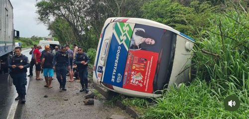 Ônibus da Coopertalse capota na BR-101 e deixa feridos em Rosário do Catete