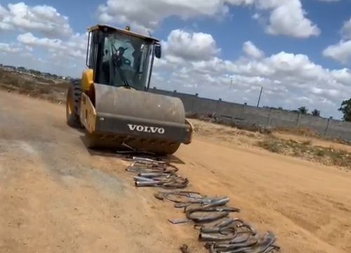 PM destrói escapamentos adulterados apreendidos em Itabaiana