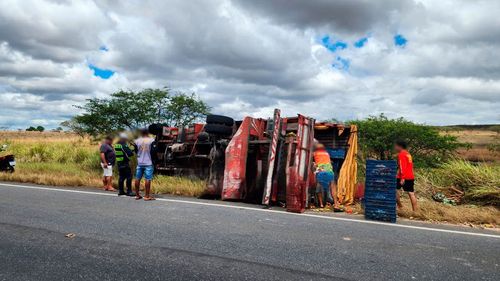 Caminhão carregado com verduras tomba na SE-170 e deixa dois feridos em Lagarto