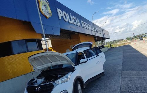 Fiscalização da PRF na BR-101 encontra arma e drogas em carro roubado no interior de Sergipe