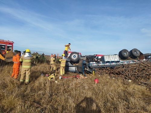 Caminhoneiro morre e dois jovens ficam feridos em acidente na SE-230 entre Dores e Feira Nova