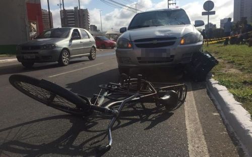Ciclista morre após ser atropelado por veículo de passeio em Aracaju