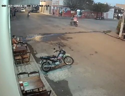 VÍDEO: câmeras de segurança registram colisão entre motocicleta e carro em Itabaiana