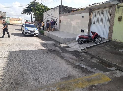 Homem morre após bater motocicleta no portão de uma casa