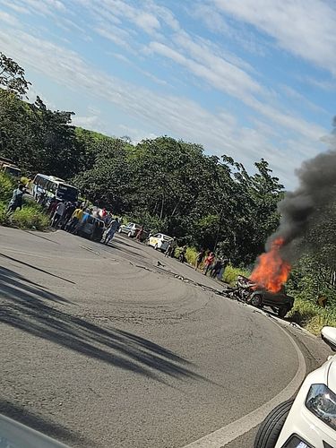 Carro pega fogo após colisão próximo ao Cafuz. Seis pessoas ficaram feridas no acidente