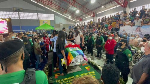DESPEDIDA: multidão acompanha o velório de Paulinha Abelha em sua cidade natal