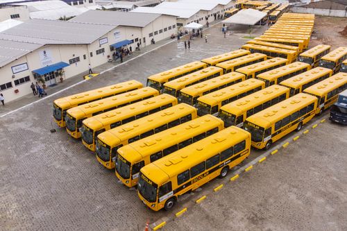 Belivaldo entrega ônibus escolares adquiridos para transportar alunos dos municípios sergipanos