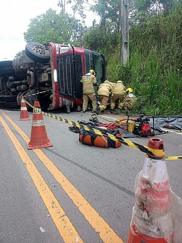Homem morre e duas pessoas ficam feridas após caminhão tombar na SE-282