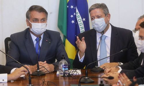 Presidente Jair Bolsonaro entrega medida provisória do novo Bolsa Família. Saiba como será