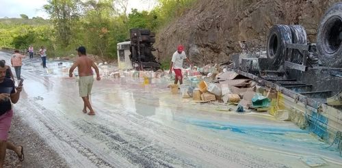 Caminhão carregado de tintas tomba na rodovia que liga Pinhão a Simão Dias