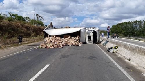 Caminhão carregado tomba na BR 101, no município de São Cristóvão