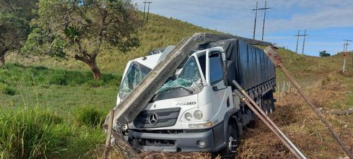 Caminhão colide com poste em Riachuelo