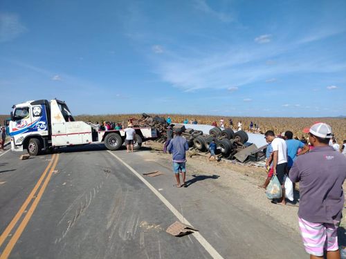 Caminhão carregado de alimentos tomba na rodovia entre Pinhão e Simão Dias