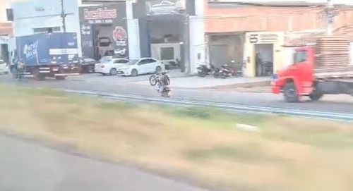 Itabaiana: Homem é flagrado empinando motocicleta e acaba preso