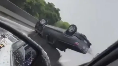 Veículo utilitário capota na BR-101 e motorista escapa sem ferimentos