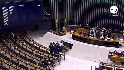 PEC emergencial que viabiliza o retorno do auxílio é aprovada em segundo turno pelos deputados