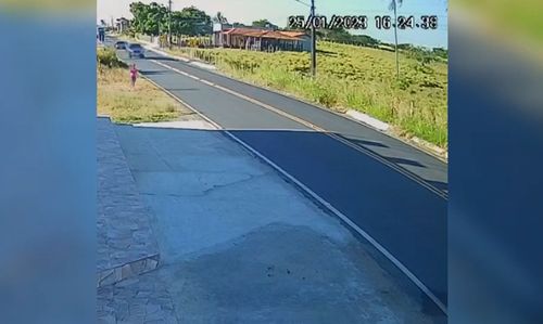 Câmeras de segurança registram momento que mulher é atingida por carro em Campo do Brito

