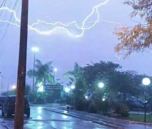 Chuva forte acompanhada de raios e trovões assusta moradores de várias cidades sergipanas