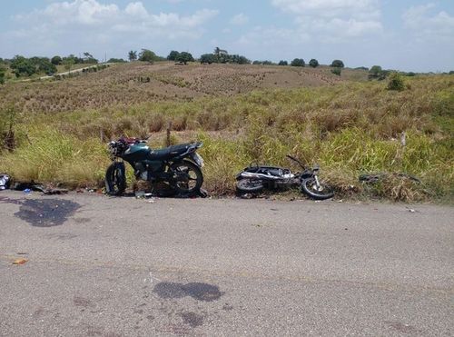 Dois motociclistas morrem em grave colisão frontal envolvendo duas motocicletas