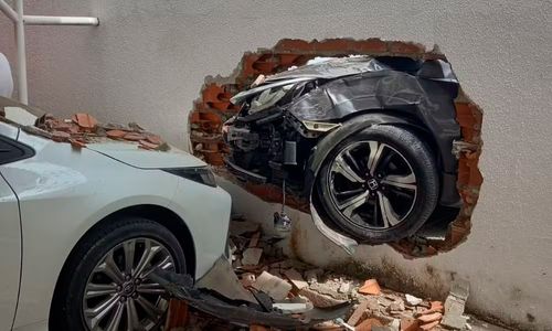 Motorista tenta fugir após bater em moto, perde o controle e colide com muro de condomínio
