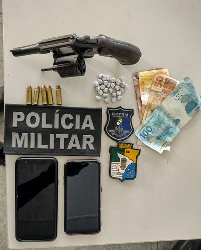 Getam prende dupla com arma de fogo e drogas na Praça Fausto Cardoso, em Itabaiana
