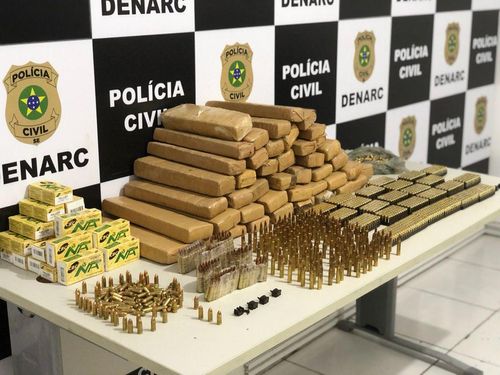 Denarc prende mulher de 19 anos com drogas, munições e fuzil em ônibus que saiu de São Paulo para Sergipe