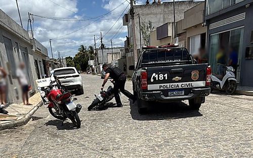 Dupla é flagrada fazendo manobras arriscadas e acaba presa após perseguição