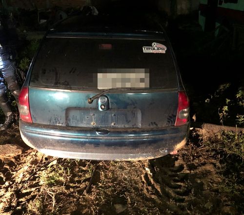 Veículo roubado é encontrado sem as rodas próximo a cemitério em Itabaiana