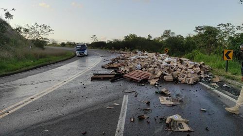 Caminhão tomba na BR-235 e provoca interrupção parcial do trânsito