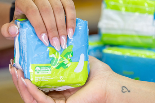 Governo amplia acesso gratuito a absorventes pelo SUS e permite retirada em farmácias populares