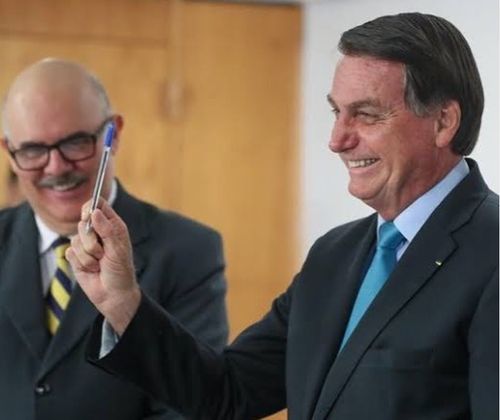 Bolsonaro anuncia novo piso salarial para os professores da rede pública de Educação Básica