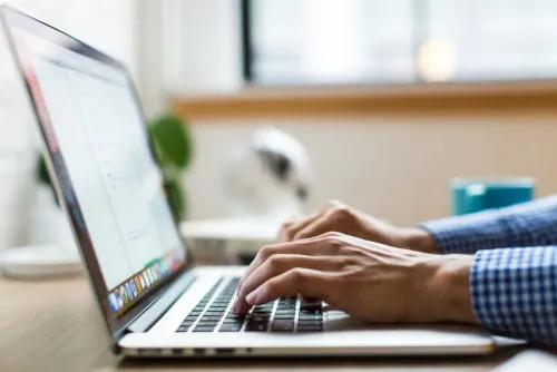IFS abre inscrições para cursos gratuitos de Inglês e Espanhol a distância; 30 mil vagas são ofertadas