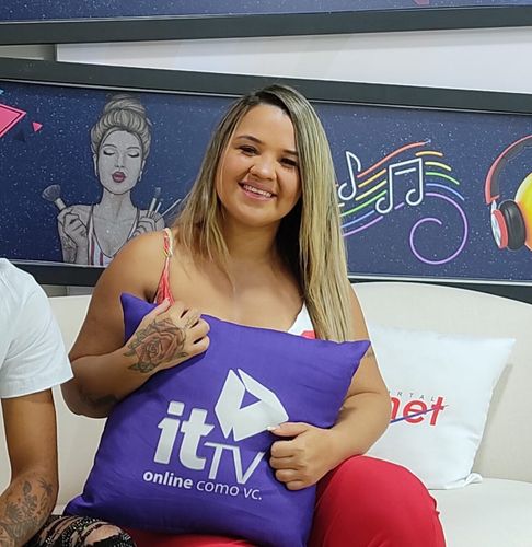 Cantora Liene Show e namorado sofrem acidente de moto em Divina Pastora