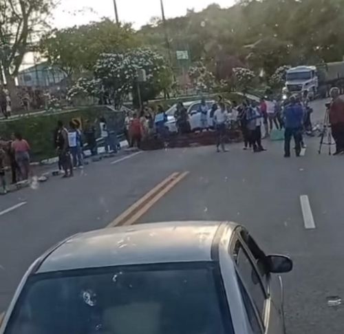 Manifestação na BR-235, estudantes reivindicam transporte escolar exclusivo