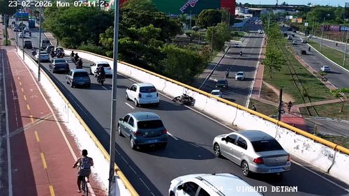 Homem morre após bater em mureta e cair de viaduto na capital