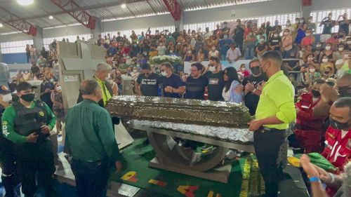 VÍDEO: ao som de “Paulinha” e muita emoção, cortejo fúnebre deixa ginásio de Simão Dias, em direção ao cemitério