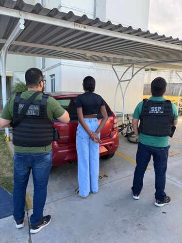 Suspeita é conduzida à delegacia por envolvimento em golpe do Pix falso