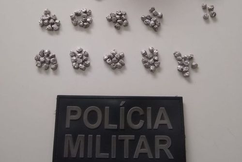 Homem é preso e 97 pedras de crack apreendidas pela Polícia Militar