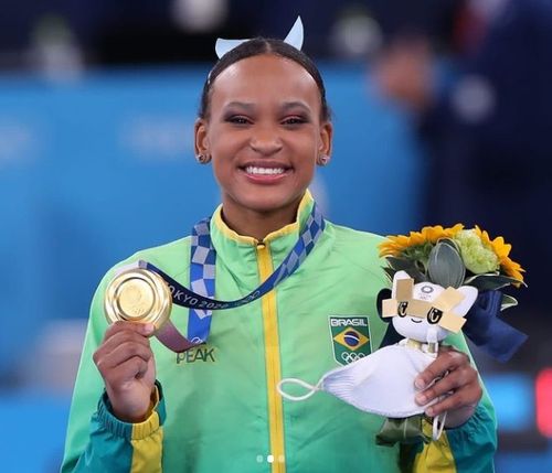 É OURO PARA O BRASIL! Rebeca Andrade “arrebenta” no salto e conquista a sua segunda medalha em Tóquio!