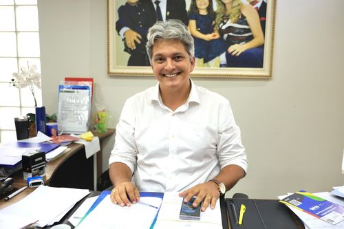 Prefeito de Nossa Senhora do Socorro ganha mesmo salário que governador e causa polêmica