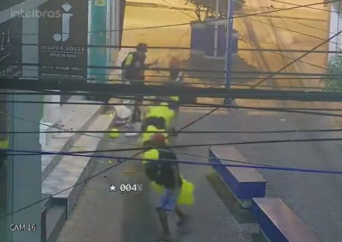 Câmeras de segurança registram vandalismo em frente a loja no Centro de Itabaiana