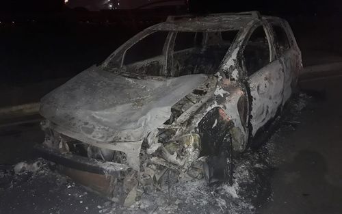 Adolescente morre em acidente entre moto e carro no interior do estado e populares ateiam fogo no veículo