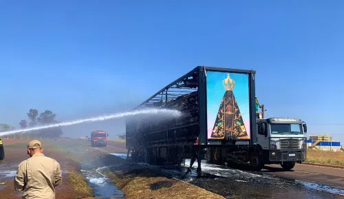 Painel com a imagem de Nossa Senhora Aparecida fica intacto durante incêndio em carreta