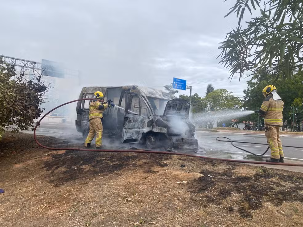 Van de transporte intermunicipal é destruída por incêndio na Avenida Tancredo Neves em Aracaju